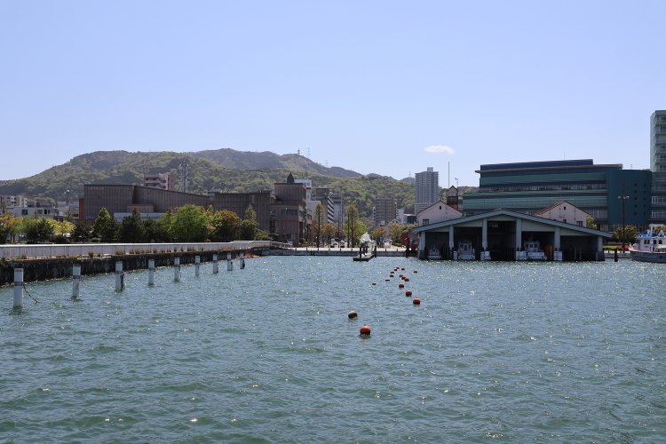 大津駅から琵琶湖まで徒歩15分。穏やかな水面に水鳥が舞う光景を旅の思い出に。