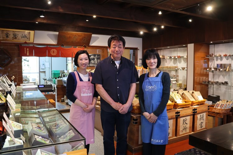 「生産者や栽培法にこだわるため、単一品種茶葉のみを扱っています。ぜひ本物の味にふれてください」と、５代目店主の中川武さん（中央）。