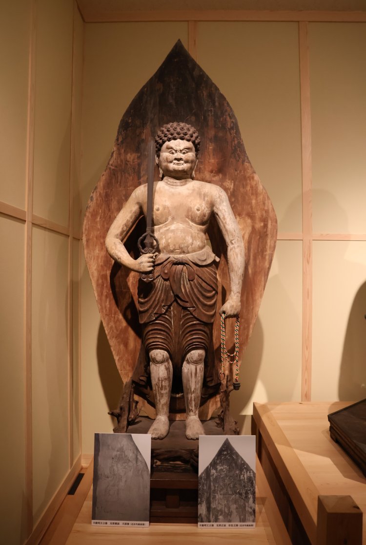 白い不動明王は全国でも唯一。まるで童子のような丸いお顔も愛らしい。