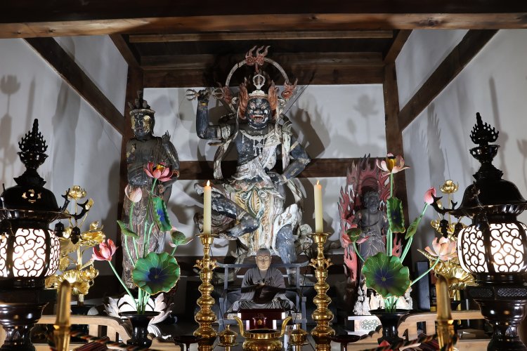 本尊は蔵王権現像。3mもの堂々たる姿で、金峯山寺（きんぷせんじ）に次いで大きいそう。