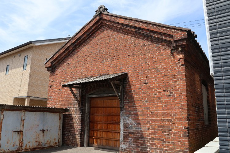 明治時代に奈良〜加茂間を真紅の蒸気機関車が走っていた大仏鉄道の遺構が残る。