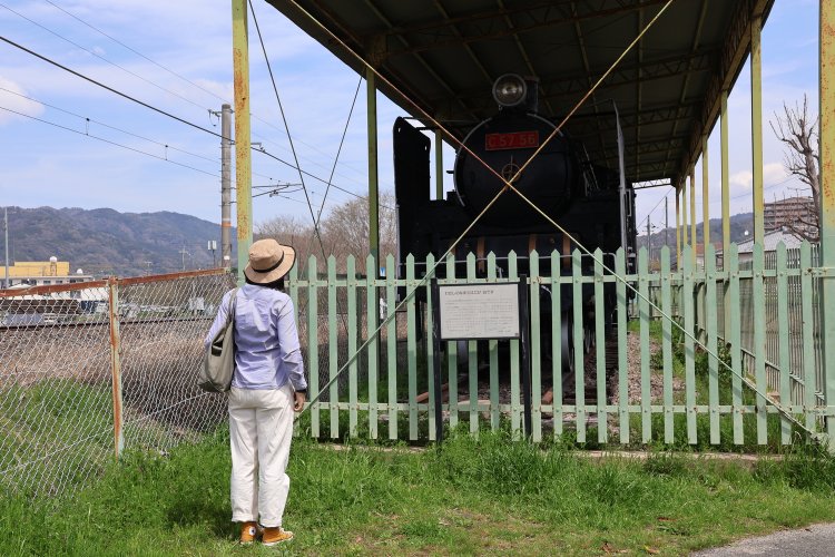 加茂駅近くには蒸気機関車「C5756」を展示。