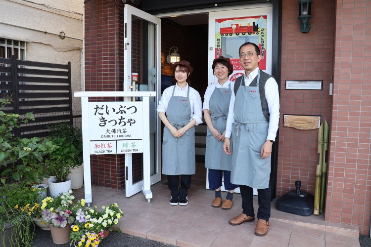 右から古屋研一郎さん、妻の暢子さん、スタッフの森口凜音さん。