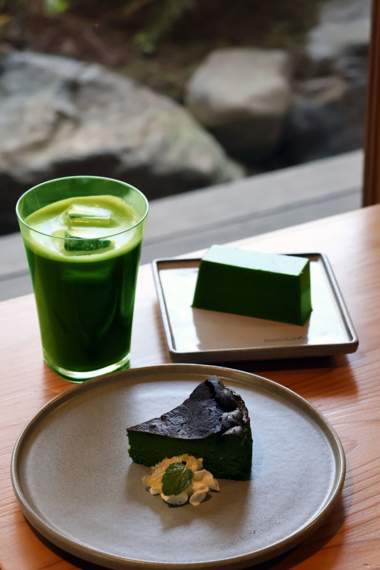 ロースト抹茶500円（左上）、ロースト抹茶を使ったバスクチーズケーキ500円（手前）、羊羹（ようかん）360円。
