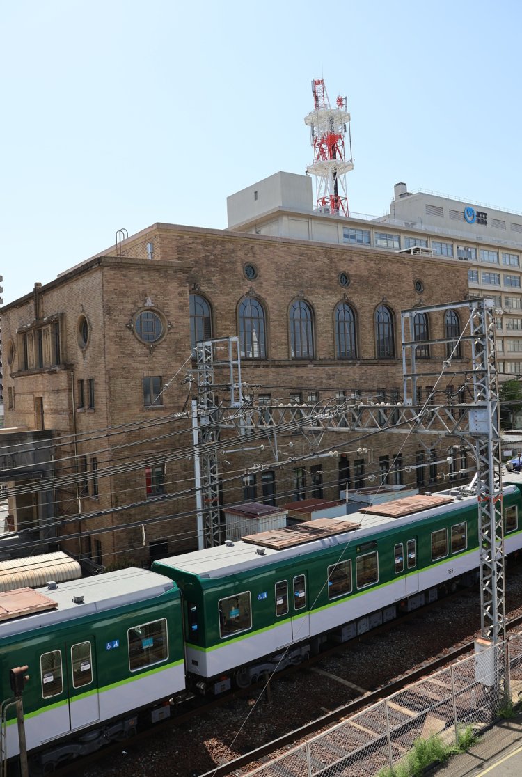 琵琶湖の近くには、レトロ建築の『旧大津公会堂』があり、京阪電車が走る。