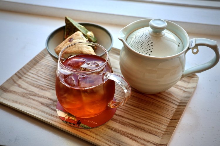 おすすめは、信楽（しがらき）焼の特製ポットで淹（い）れる和紅茶と自家製スコーンセット700円。