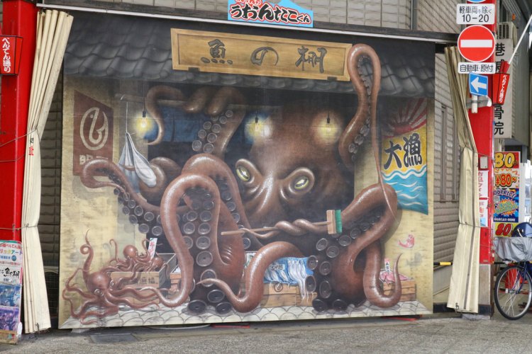 明石駅からすぐの魚の棚商店街。これでもか！というほどタコ推し。