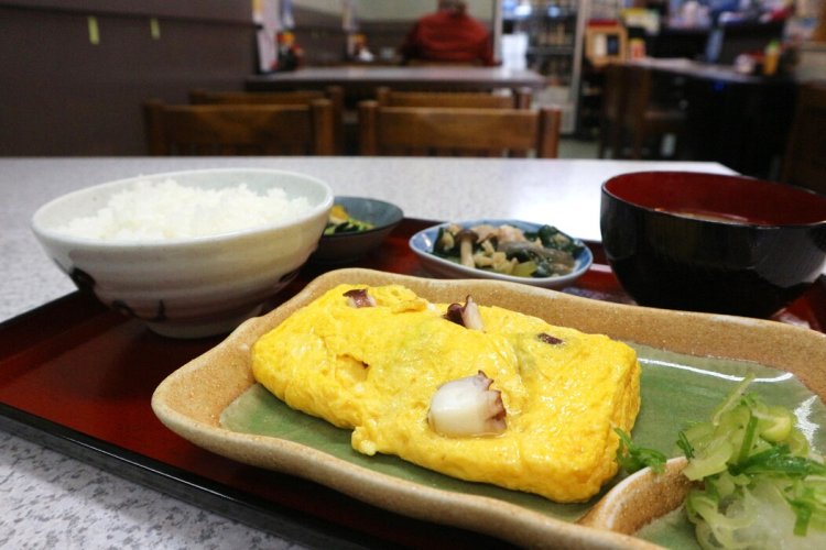 生からさっと煮たタコの出汁が玉子によく染み込んだ、明石タコ入りだし巻き定食1100円。　
