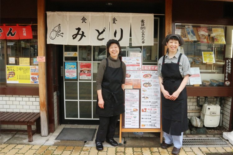 谷本素子さん（左）と娘姉妹で切り盛り。休業日などはホームページで確認を。