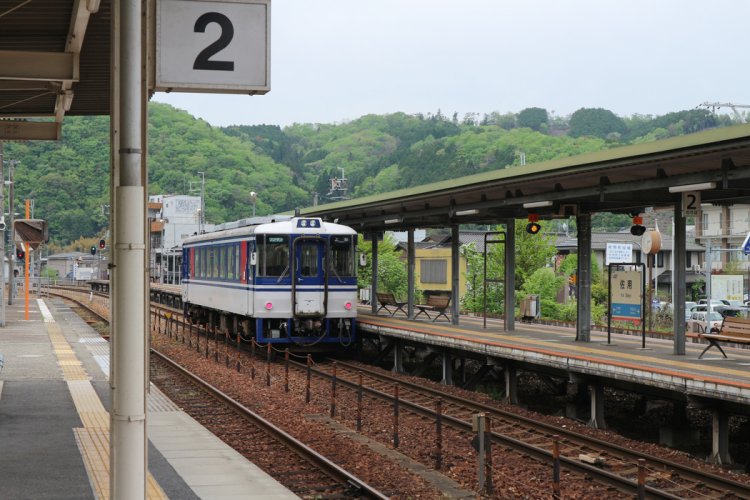 佐用（さよ）駅のホームには姫新線と智頭（ちず）急行線が乗り入れている。