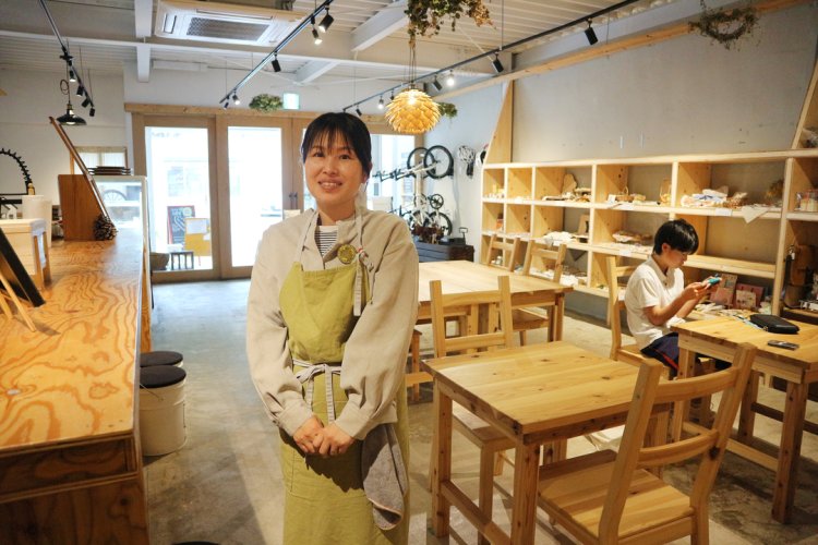 目の前にあるカフェ『コバコWork&Camp』は旅人も地元人も大歓迎。コワーキングスペースとしても利用される。