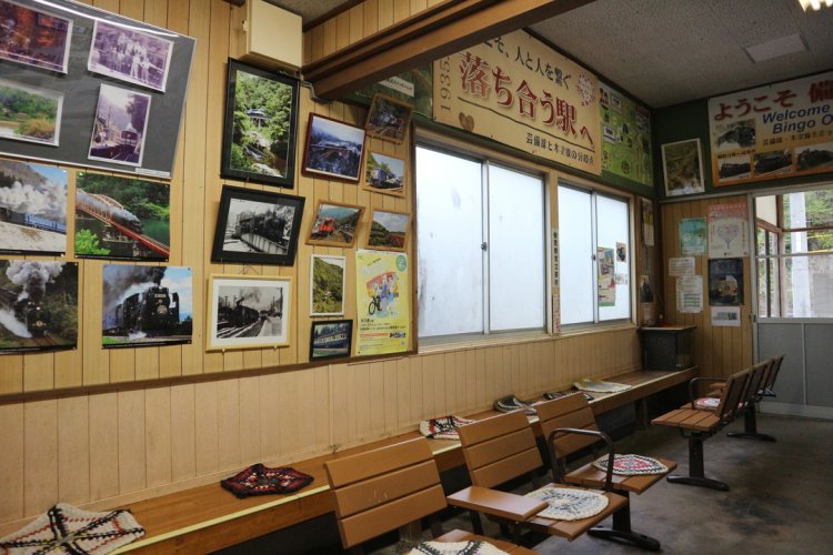 備後落合駅は、芸備線の歴史や風景を写真で紹介する展示室に。