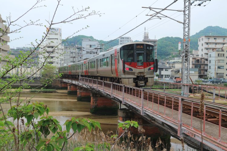 呉駅の東側に残るレンガ橋脚は、呉線が軍事路線として開通した当時の姿を伝える。