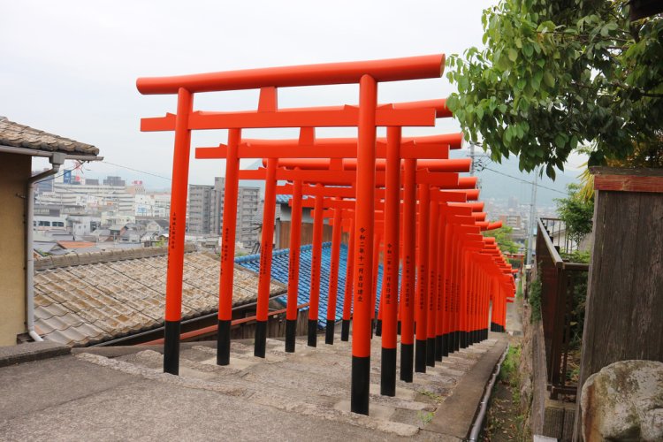三原駅の大島神社の連立鳥居からは、市内を一望できる。