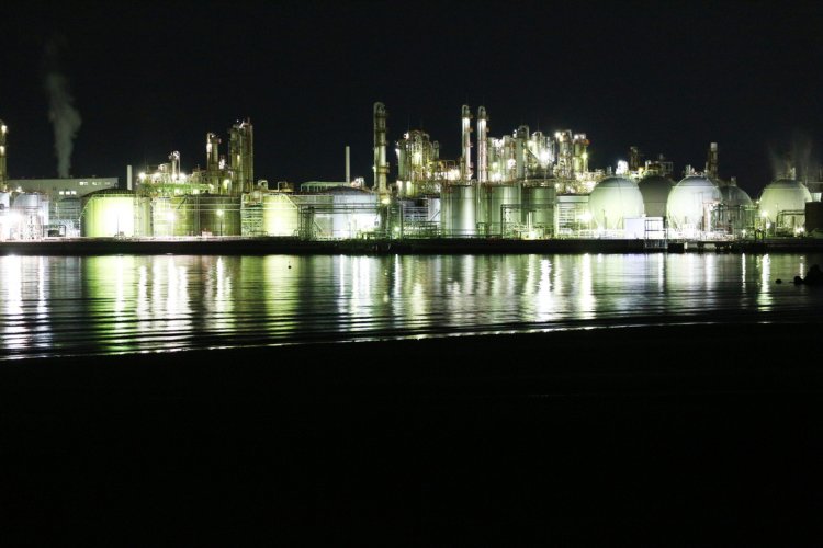 網干なぎさ公園は工場夜景の宝庫。高台からも平地からも宇宙都市のような光景を望める。JR山陽本線網干駅から車13分。