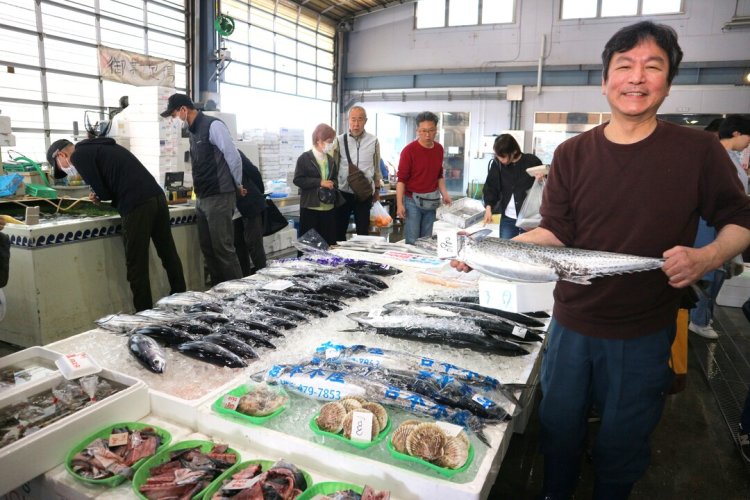 鯛1ケース1000円（！）など良心的すぎる価格。9時過ぎには品切れのことも。