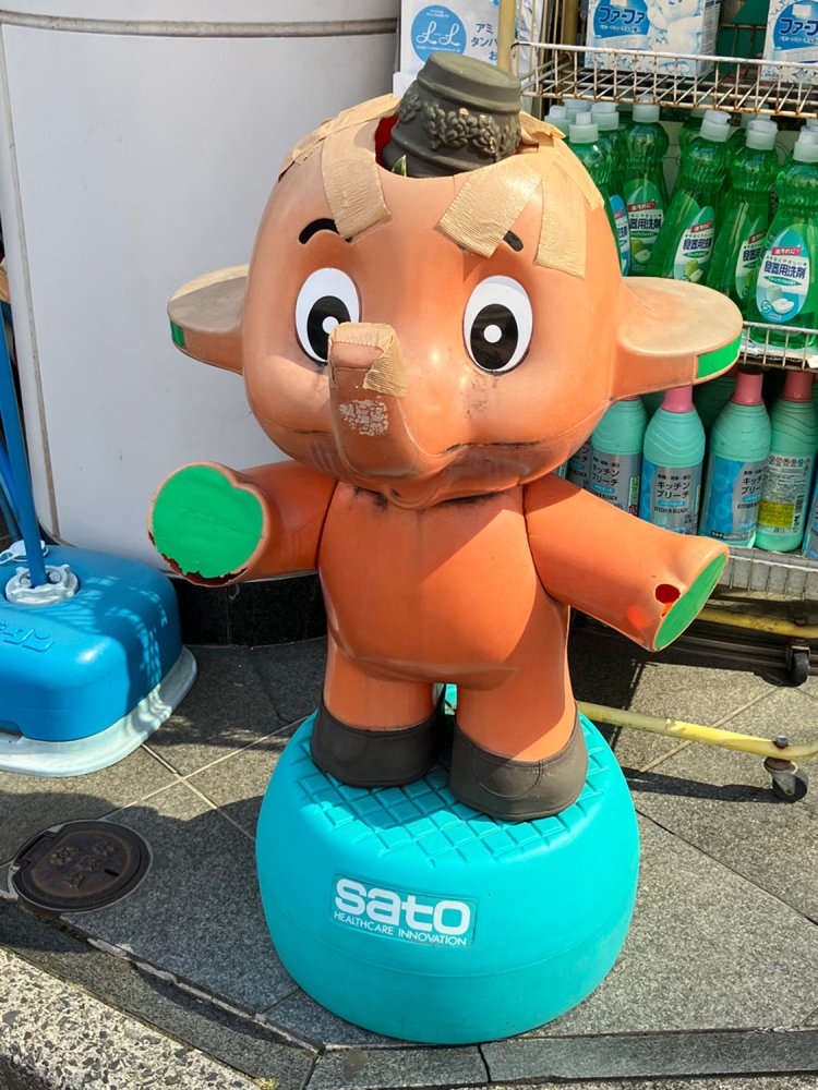 頭部が大きく破損してしまった、りりしい「サトちゃんミレニアム」。遠目には帽子に見える（渋谷）。