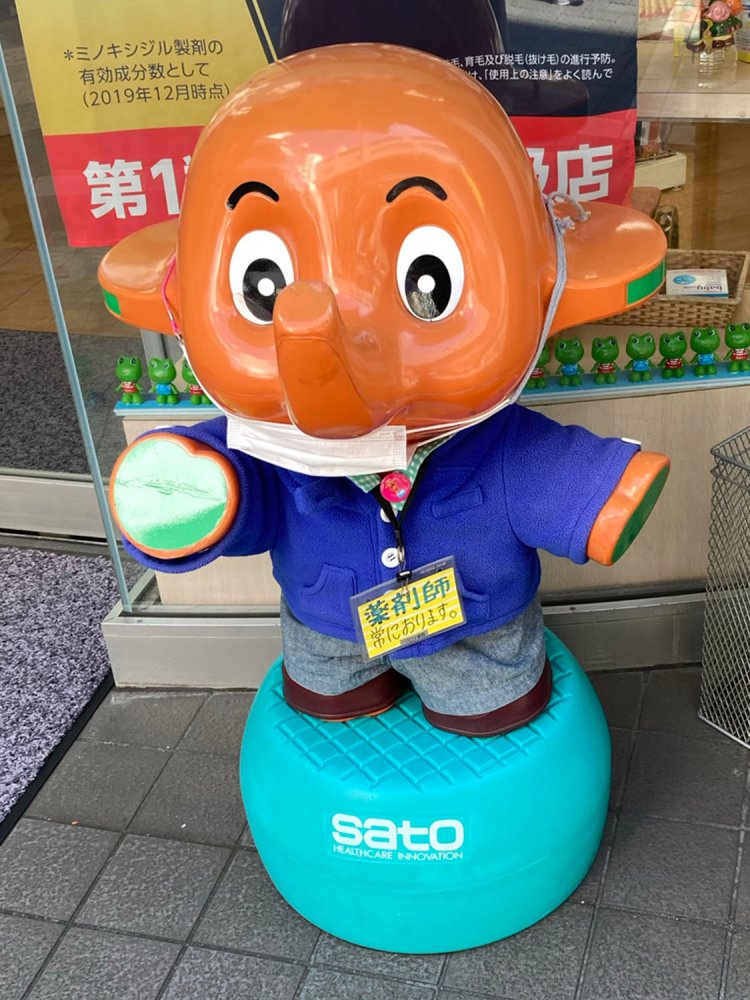 青ジャケットにデニムズボン、顎マスクで、こういう格好の人は実際にいそう（荻窪）。