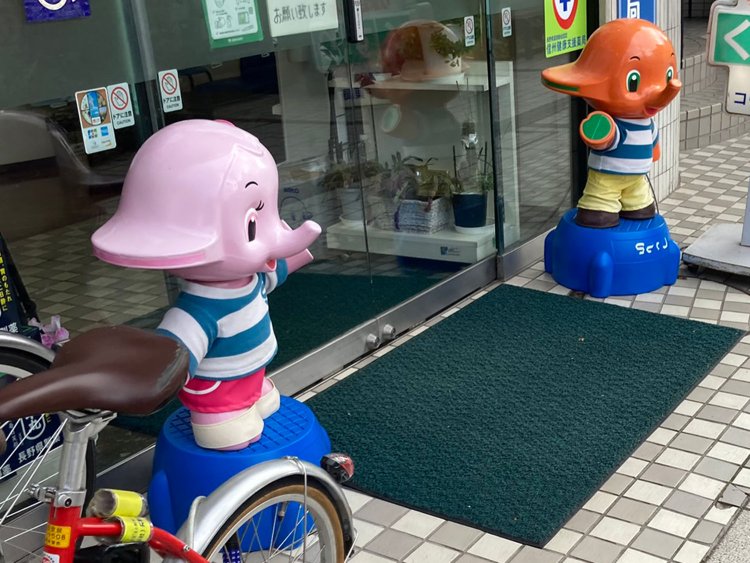 サトコちゃんの、髪飾りと同じ濃ピンクのズボンがオシャレ（長野）。