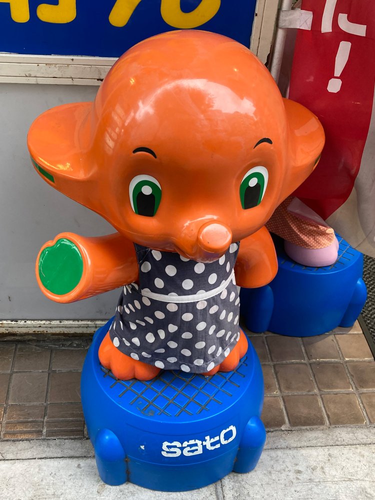 一瞬浴衣かと思ったが、近づいてみたらやはりワンピースである（渋谷）。