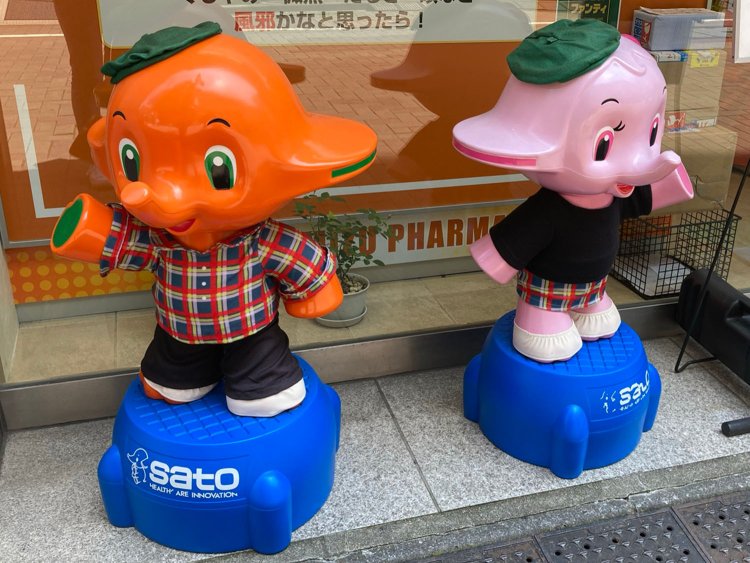 チェックシャツと緑のベレーがオシャレ上級者の雰囲気（銀座）。