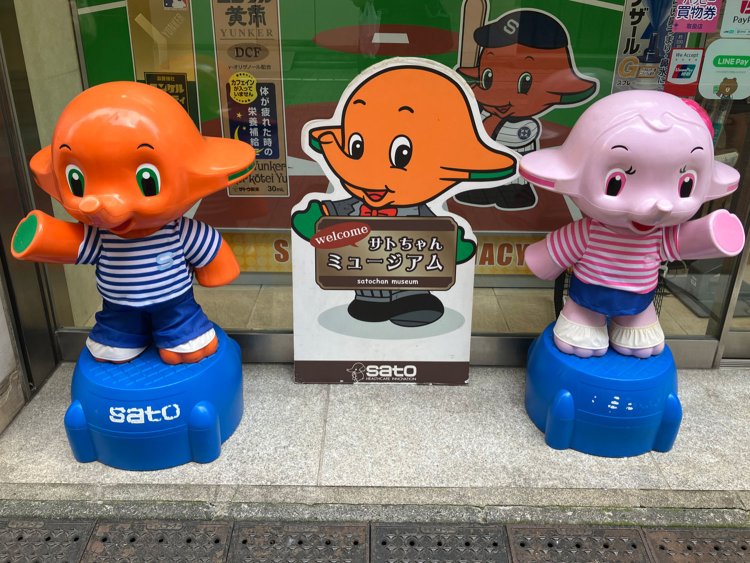 また雰囲気がガラリと変わり、夏らしい細ストライプのコーディネート（銀座）。