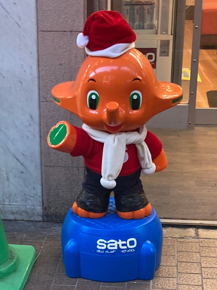 定番の赤トレーナーにサンタ帽をかぶれば、クリスマスコーデが完成（川崎）。