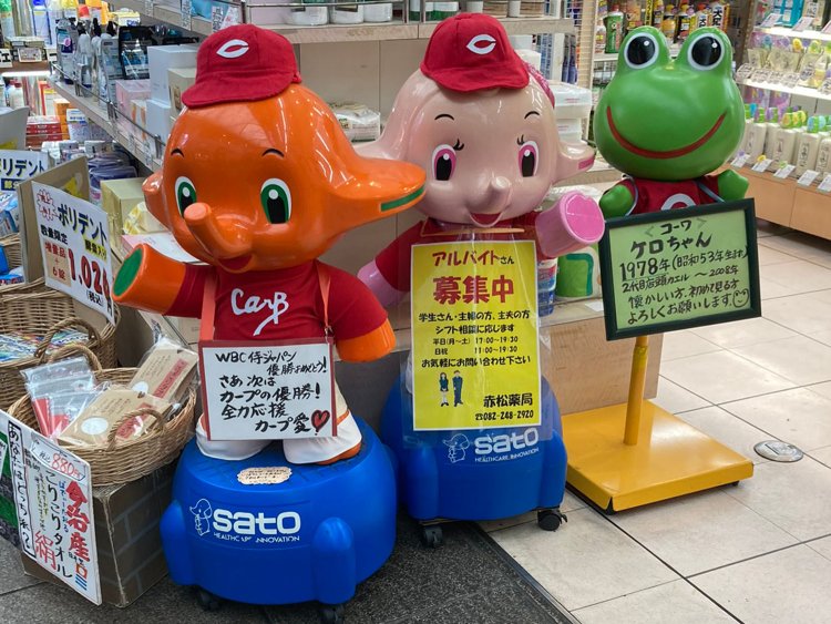 カープ帽もTシャツも手作りと思われ、熱量の高さがうかがえる。裸であることが多いケロちゃんもカープ仕様（広島）。