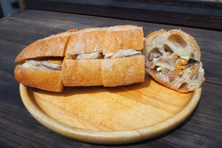 塩漬けした湖魚と米を漬け込み、発酵させて食べる滋賀県の郷土料理・鮒（ふな）ずし。ふなずしサンドは、チーズと自家製鮒ずしが相性抜群で、ワインのおともにぴったり（JR東海道本線野洲駅から車19分）。