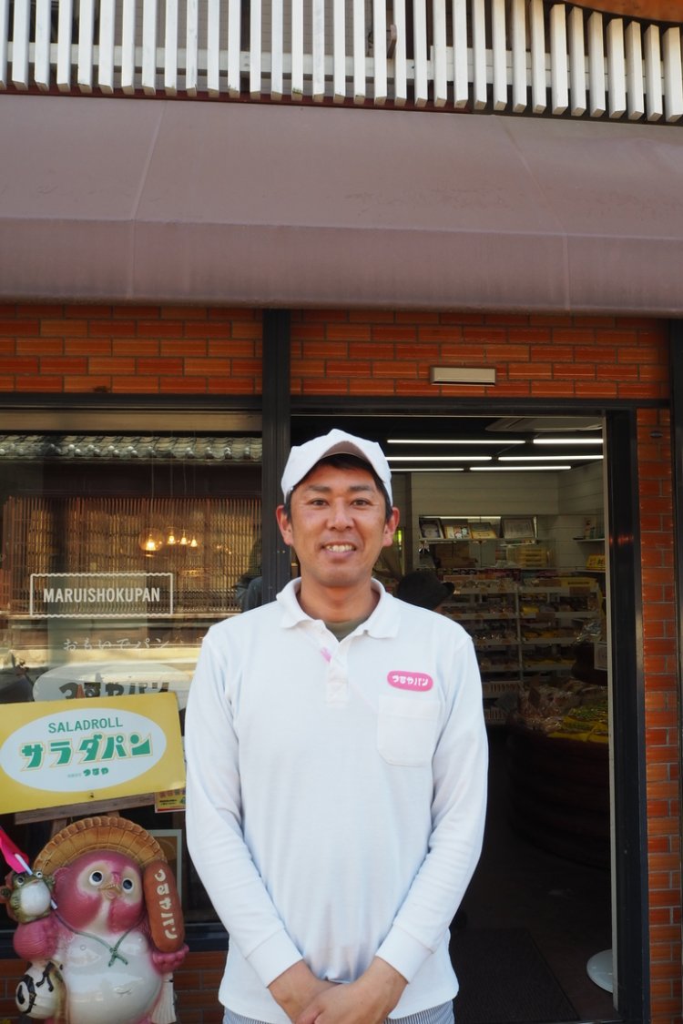 「地元民のイチオシ、魚肉ソーセージ入りのサンドウィッチもぜひ試して！」と、店主の西村さん。