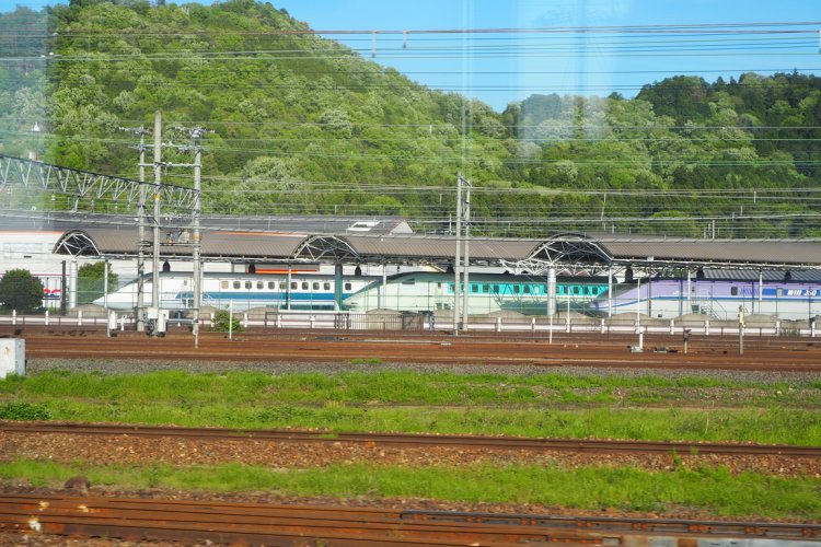 米原に到着する直前、鉄道総合技術研究所に保存される3台の新幹線高速試験車両が出現。