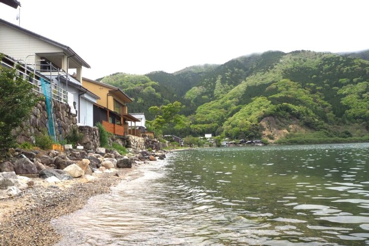 桜の名所として知られる海津。家々と湖の距離がこんなに近い！ マキノ駅から車10分。