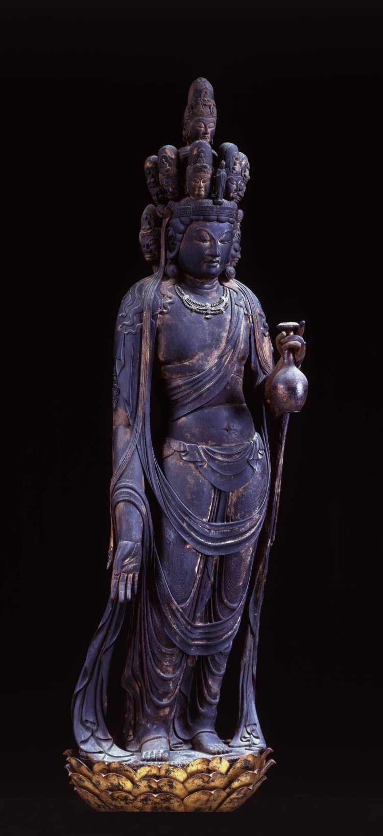 国宝に指定される、向源寺の十一面観音立像。柔和な表情と腰をひねった優美な姿が美しい。