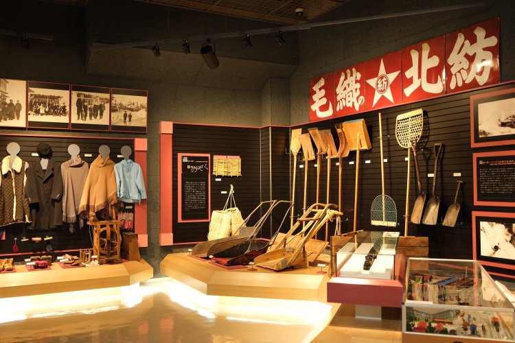 北国の冬の暮らしの変遷を、防寒具や除雪道具などの展示物でわかりやすく解説する。