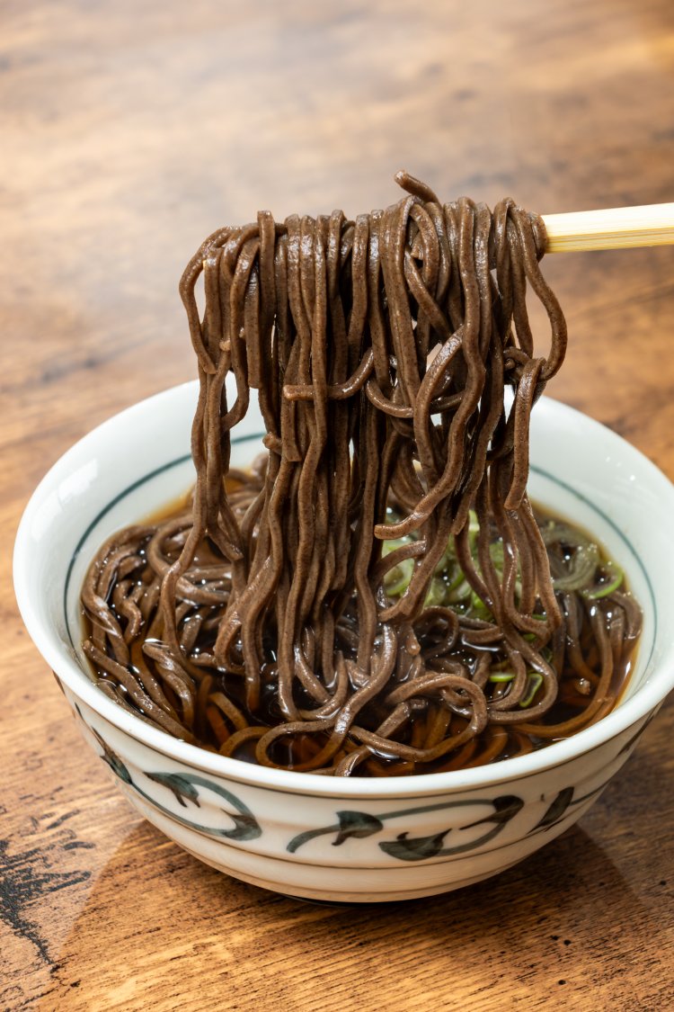 かけそば700円。碾（ひ）きぐるみの黒いそばは風味豊かで、利尻昆布が香るつゆとよく合う。