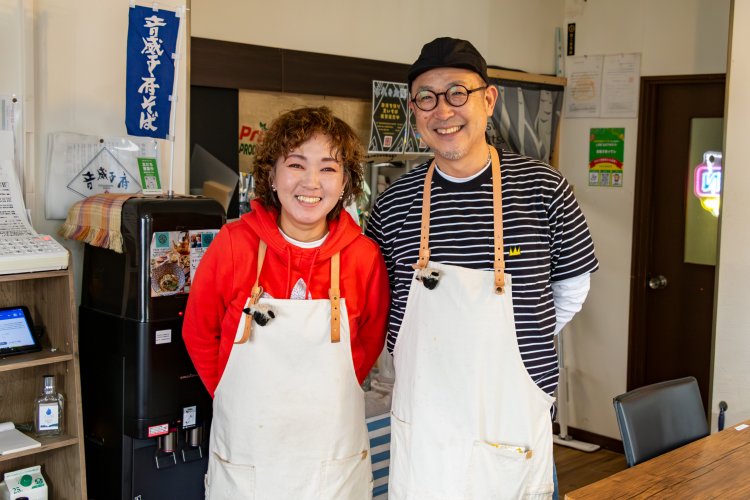 温かく迎えてくれる、宿主の竹本さん（右）と スタッフの北原郁子さん（左）。