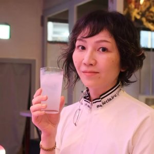 “パラダイス”を追求する音楽プロデューサーが通う、アート空間で飲めるスタンド。日本橋『STAND BnA』