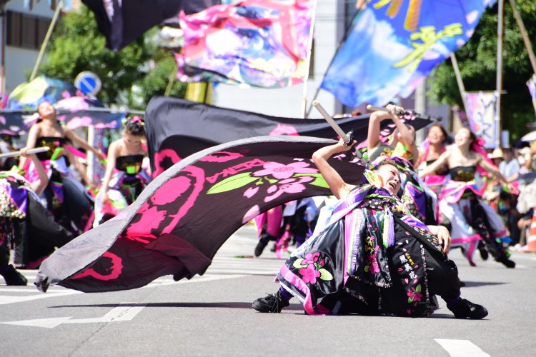 炎天下でエネルギッシュな演舞を披露する。