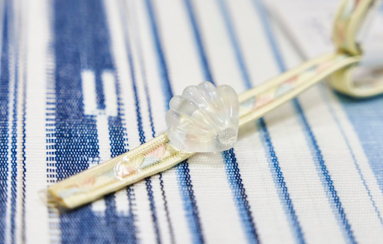 きものやまと×HARIO帯留 シェリー 9350円、三分紐 静海大和 若葉1万3200円。