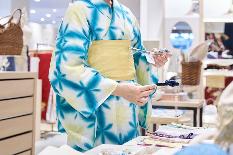 試着するように、帯に三分紐をあててみたり。