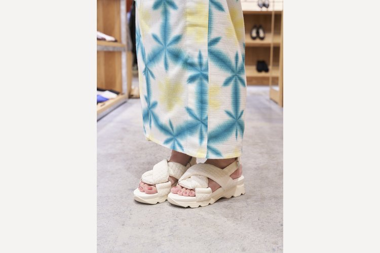 サスティナブルフットベッドスリングサンダル1万2980円。