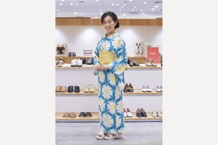 下駄を脱いで、サンダルを試着してみました。