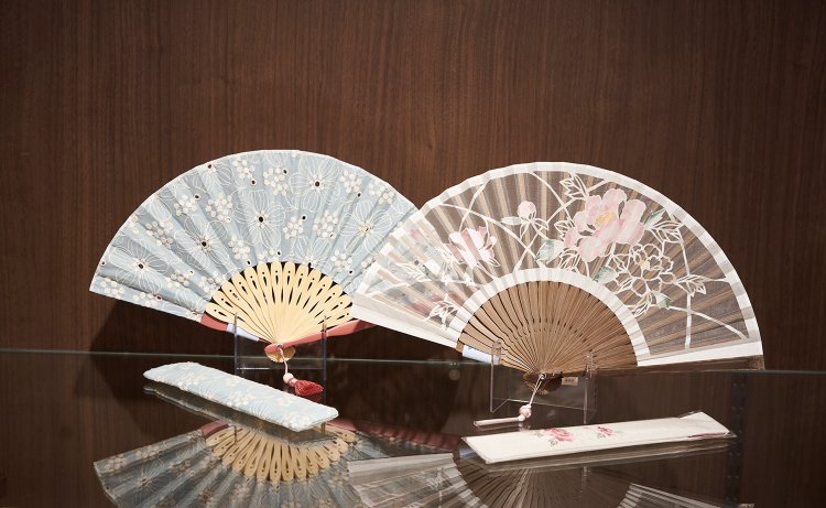 「白竹堂」の女性用扇子。左はアメリアセット ブルー5500円、右は優香セット 牡丹1万3200円。