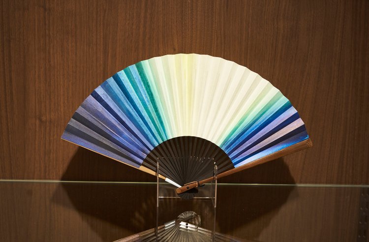 「白竹堂」の男性用扇子。粋彩セット グラデーション 8800円。