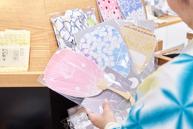 Reカタチ 京うちわ 1650円。