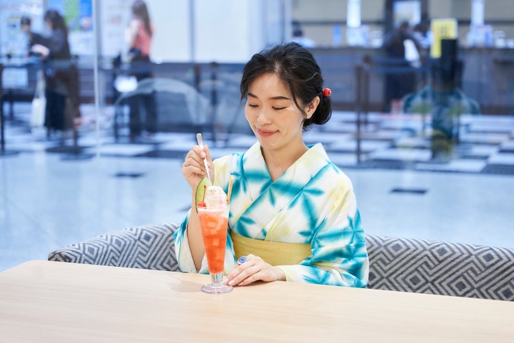 カラフルドリンクパフェ930円は全9色。ぜひ、推しの色や、浴衣の色に合わせて選んでほしい。