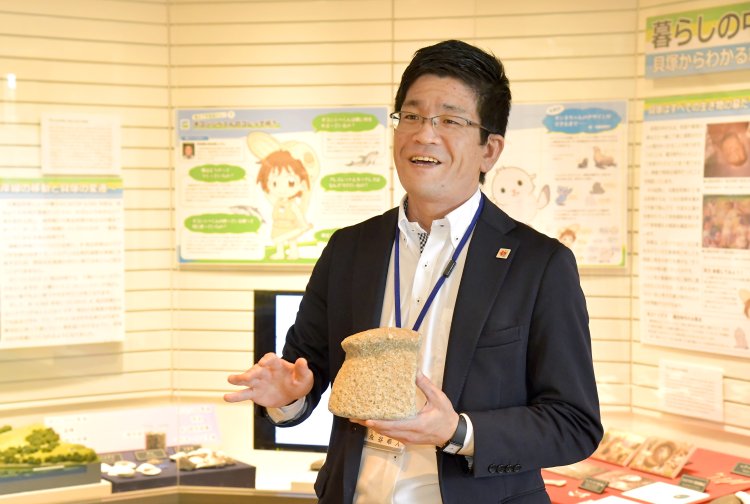 「すり石にも魂があると考えられていました」と、学芸員の永谷幸人さん。