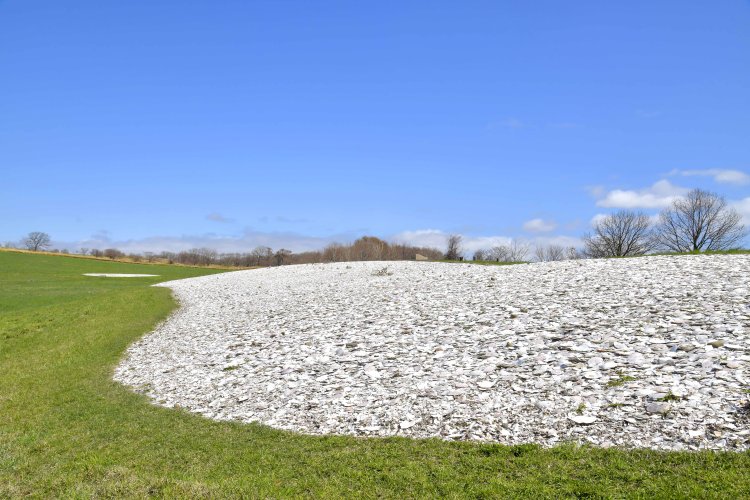 人の墓や動物儀礼の痕跡が残る貝塚。生活道具や狩猟道具も祀られていた。