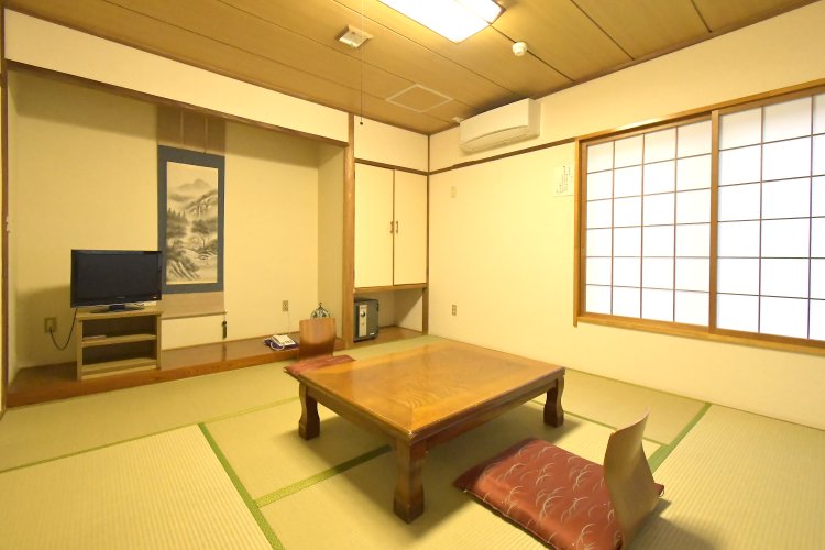 一人でも宿泊できる8畳の和室。
