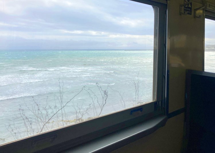 森方面へは海岸線に沿って走行。写真は落部～石倉間。